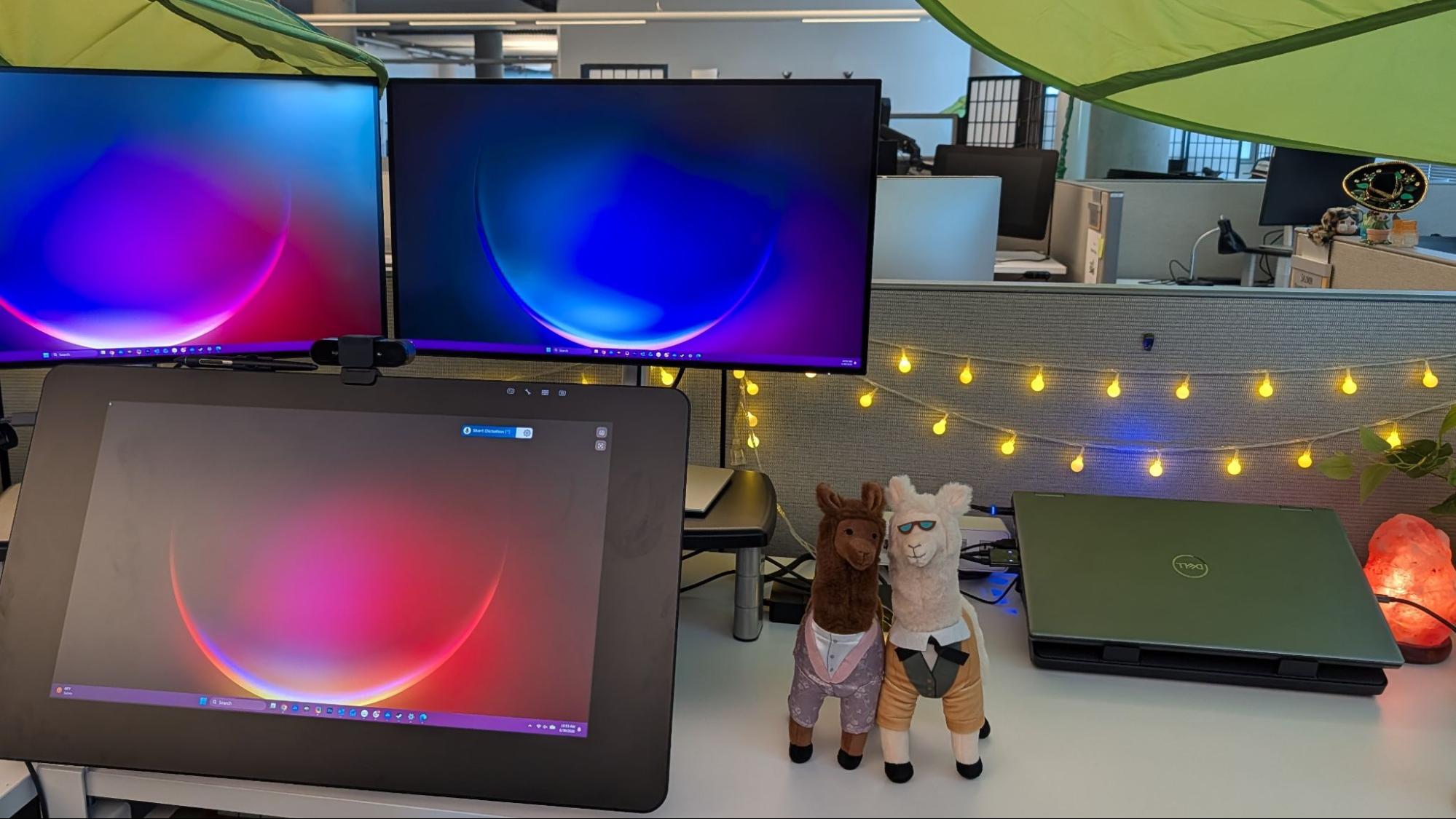 ตุ๊กตาลามะบนโต๊ะทีมพัฒนา The Sims